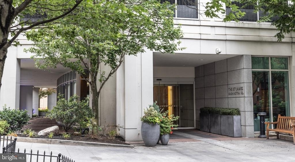 206 W Washington Square - Photo 3