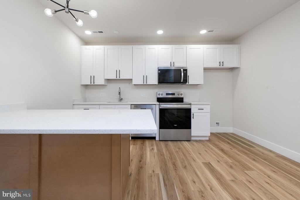 151 N York Street - Photo 3