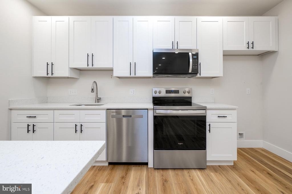 151 N York Street - Photo 2