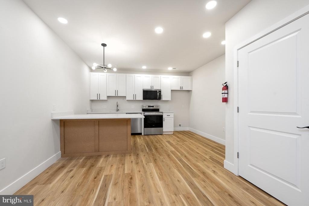 151 N York Street - Photo 1