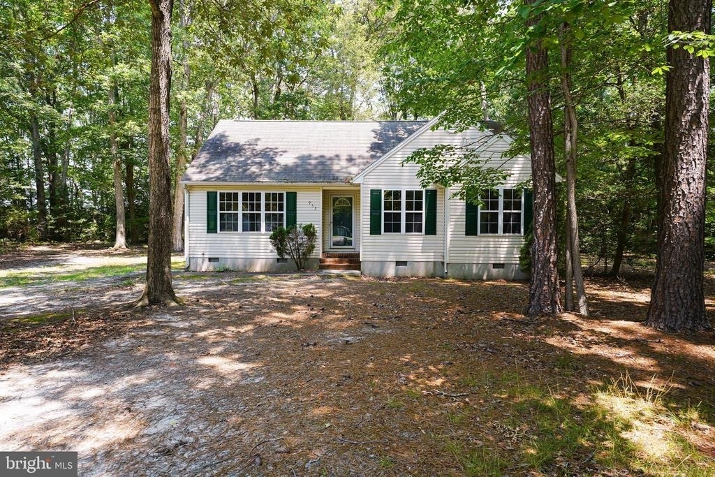 935 Queen Avenue - Photo 0