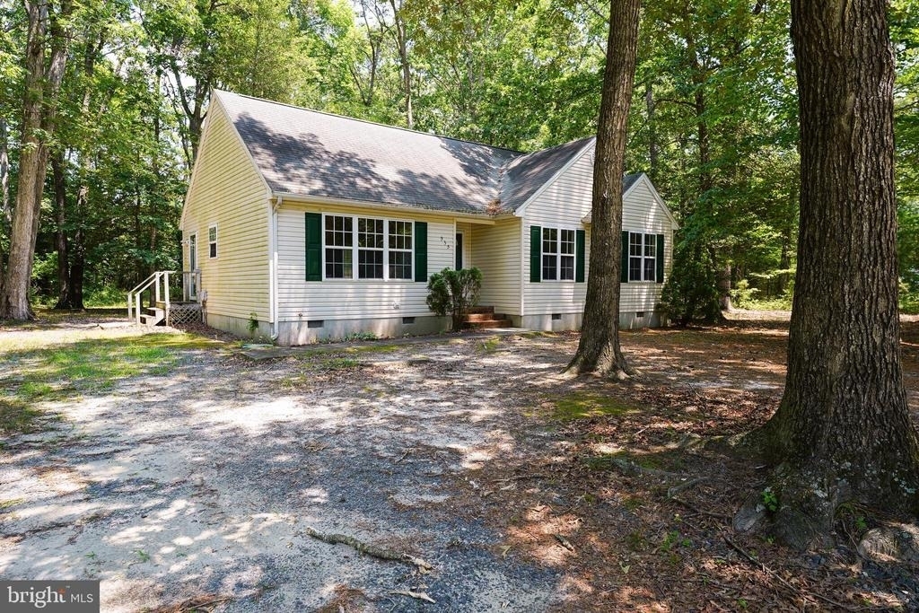 935 Queen Avenue - Photo 1