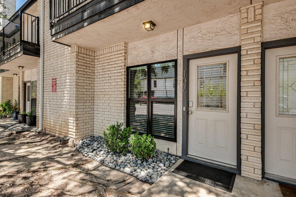 1307 Kinney Ave - Photo 0