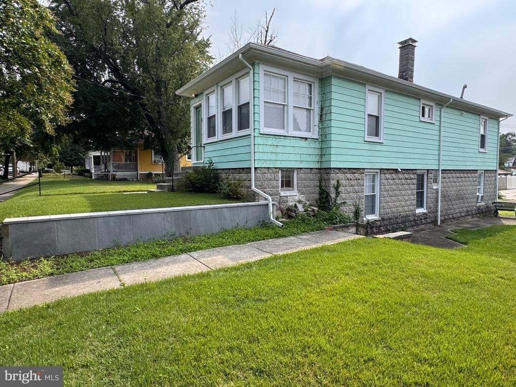 4212 22nd Street Ne - Photo 1