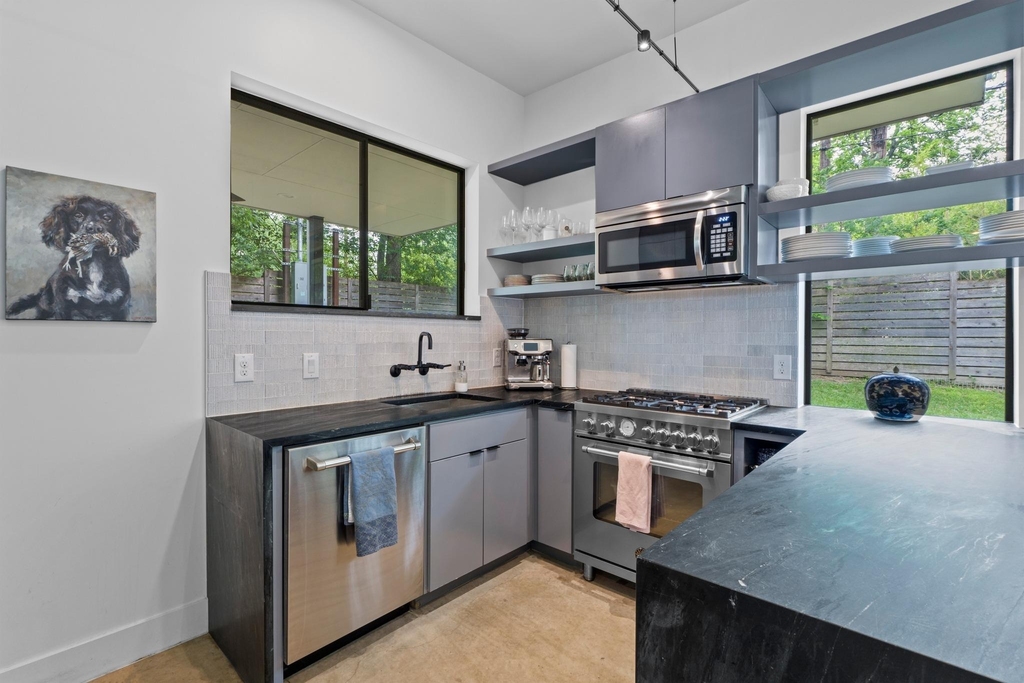 303 Woodward St - Photo 11
