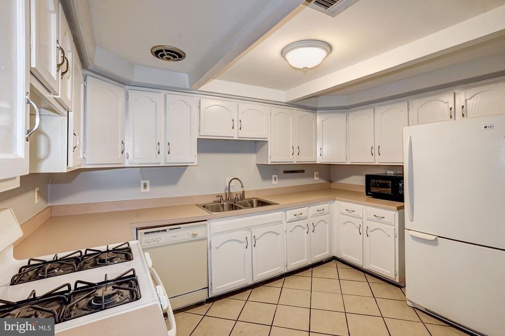 1326 L Street Se - Photo 9