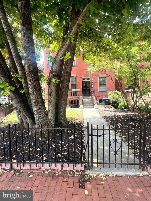 729 Massachusetts Avenue Ne - Photo 0