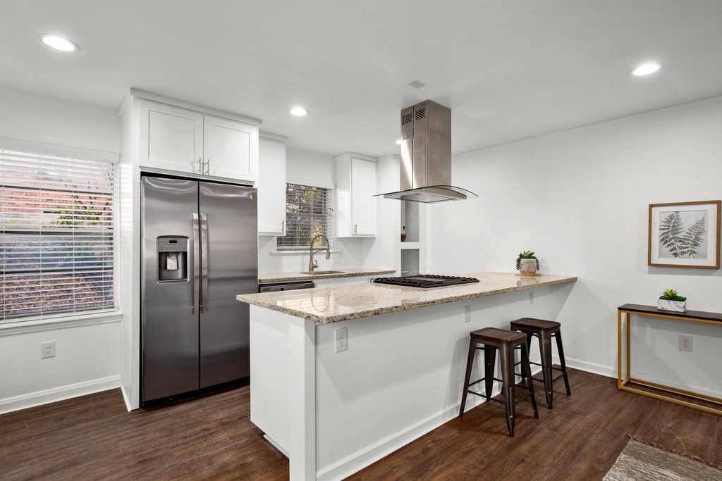 301 E 33rd St - Photo 2