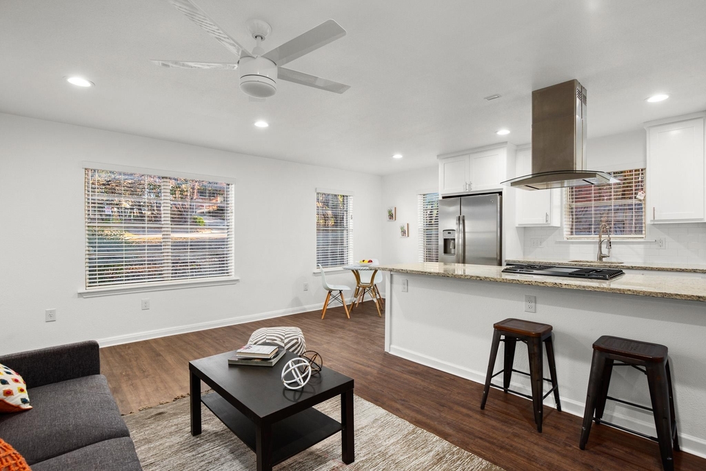 301 E 33rd St - Photo 3