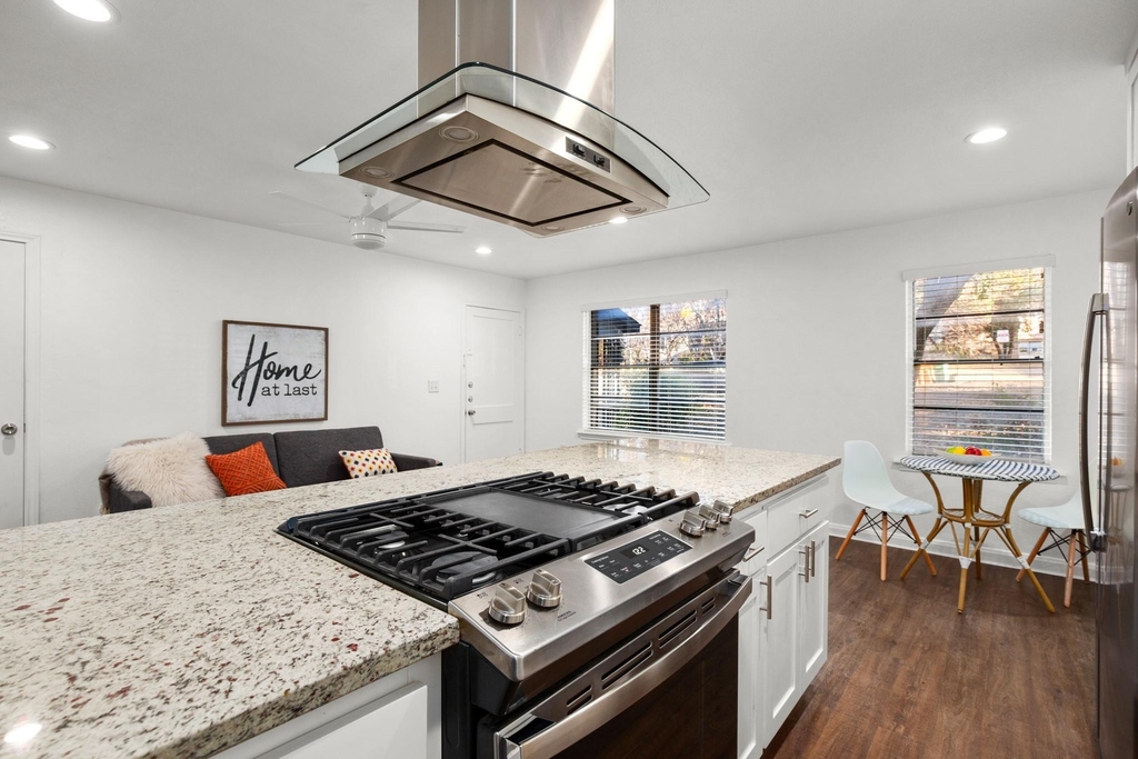 301 E 33rd St - Photo 4