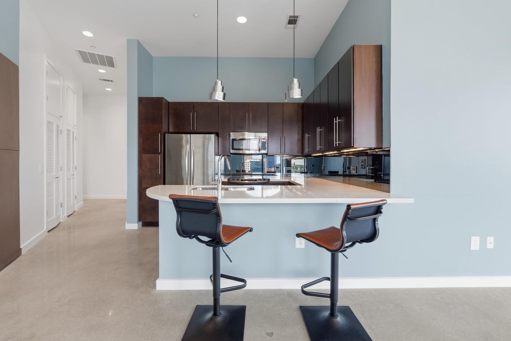 507 Sabine St - Photo 3