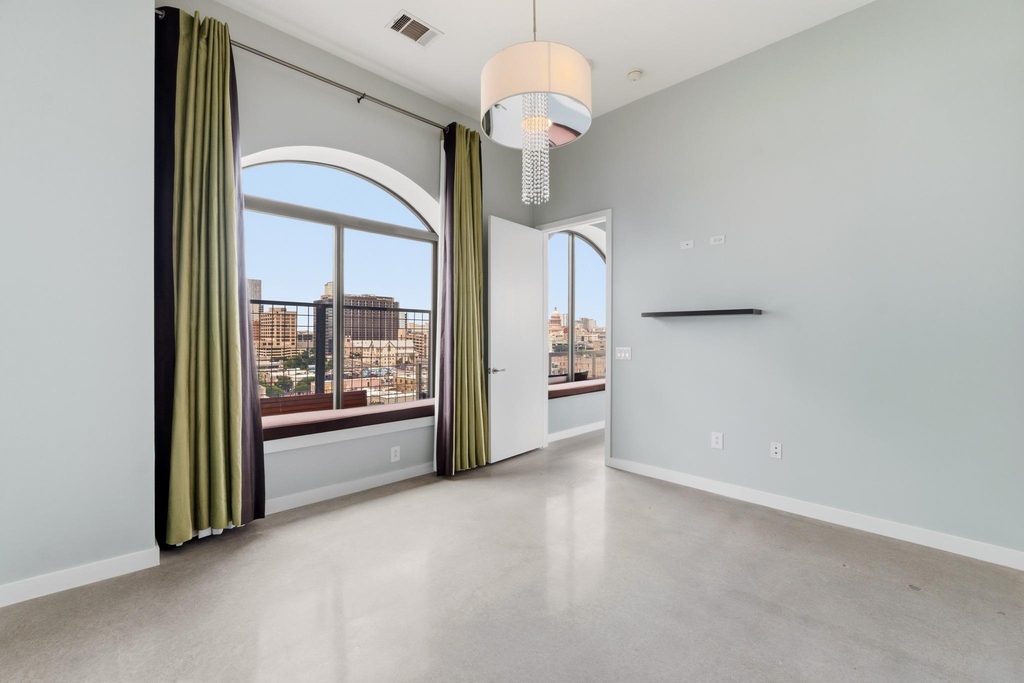507 Sabine St - Photo 12