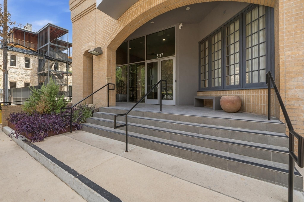 507 Sabine St - Photo 31