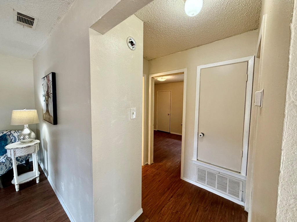 402 Hedgewood Dr - Photo 4