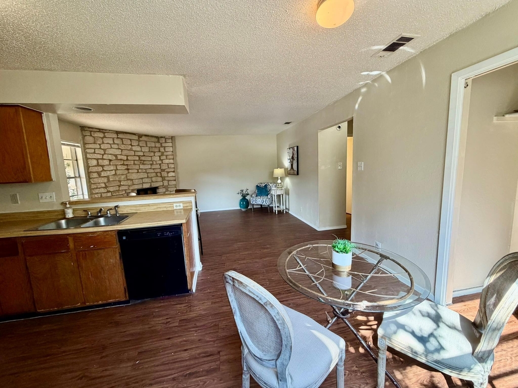 402 Hedgewood Dr - Photo 2