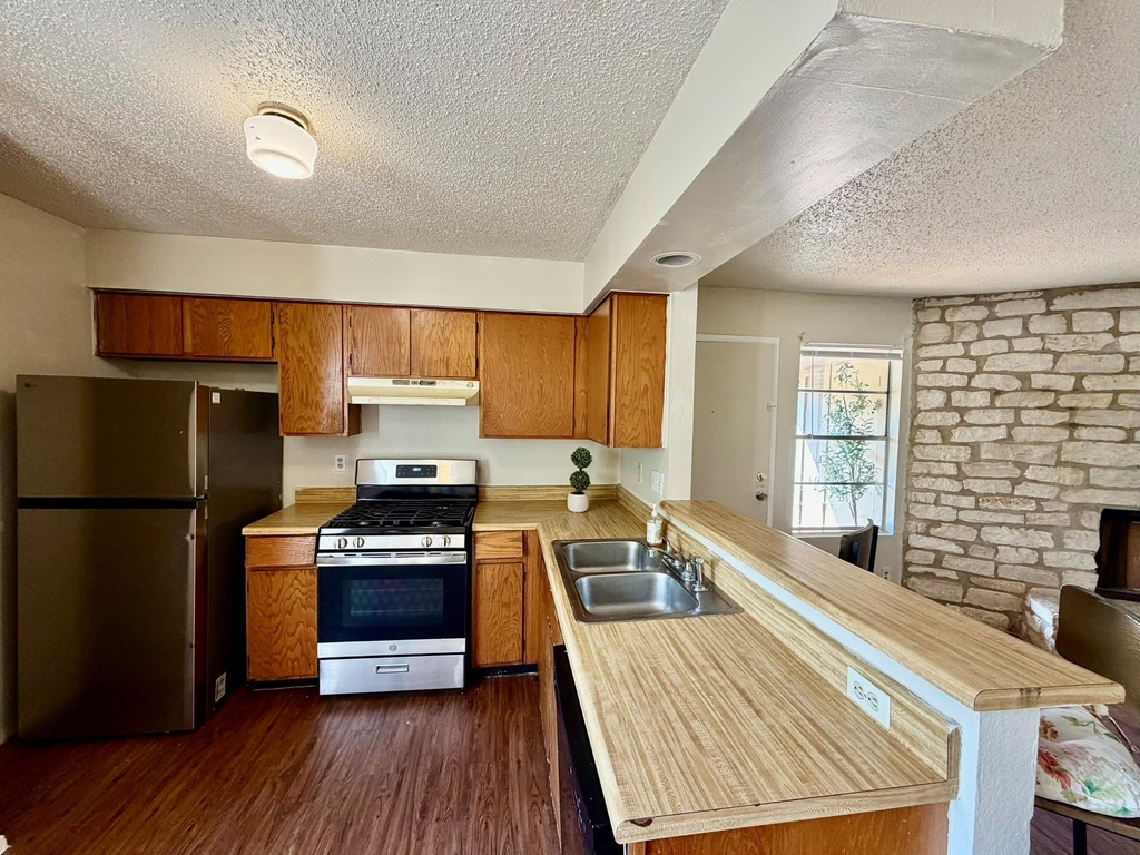 402 Hedgewood Dr - Photo 1
