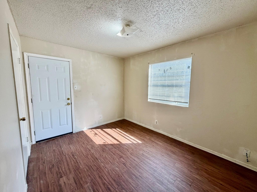402 Hedgewood Dr - Photo 6
