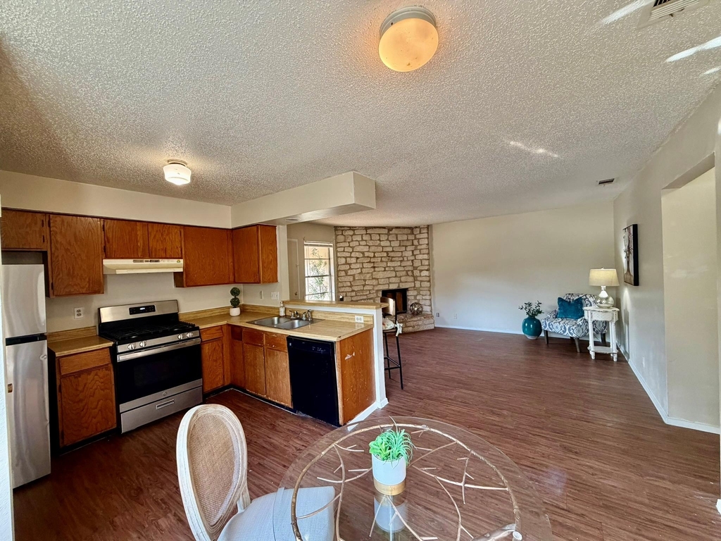 402 Hedgewood Dr - Photo 3
