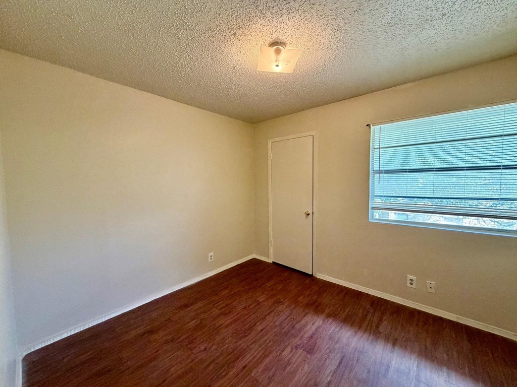 402 Hedgewood Dr - Photo 7