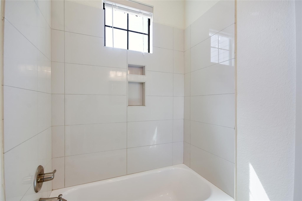 18400 Lakepoint Cv - Photo 32