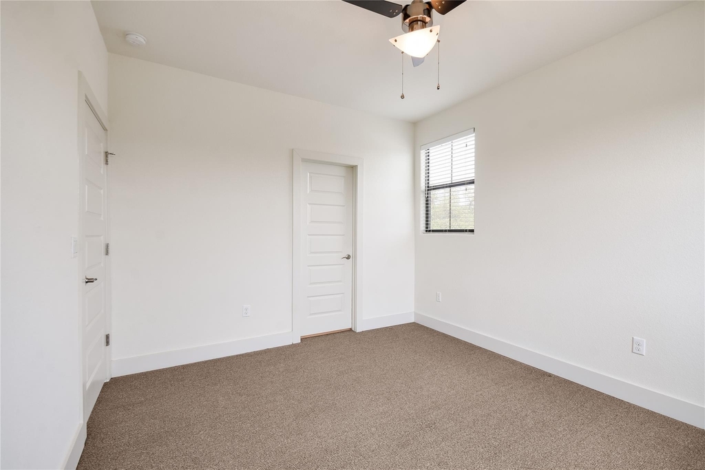 18400 Lakepoint Cv - Photo 26