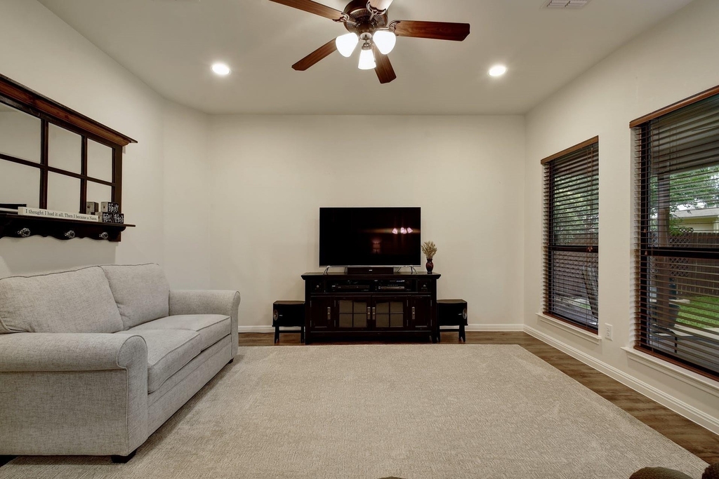 2251 Hazelwood Dr - Photo 3