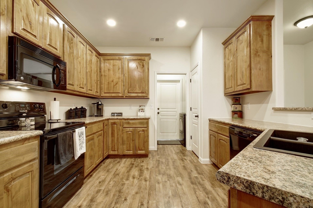 2251 Hazelwood Dr - Photo 5