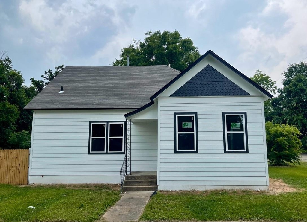 806 Central Ave - Photo 1