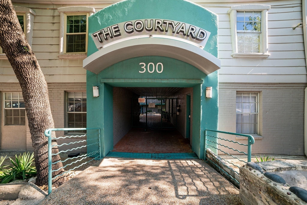 300 Crockett St - Photo 1