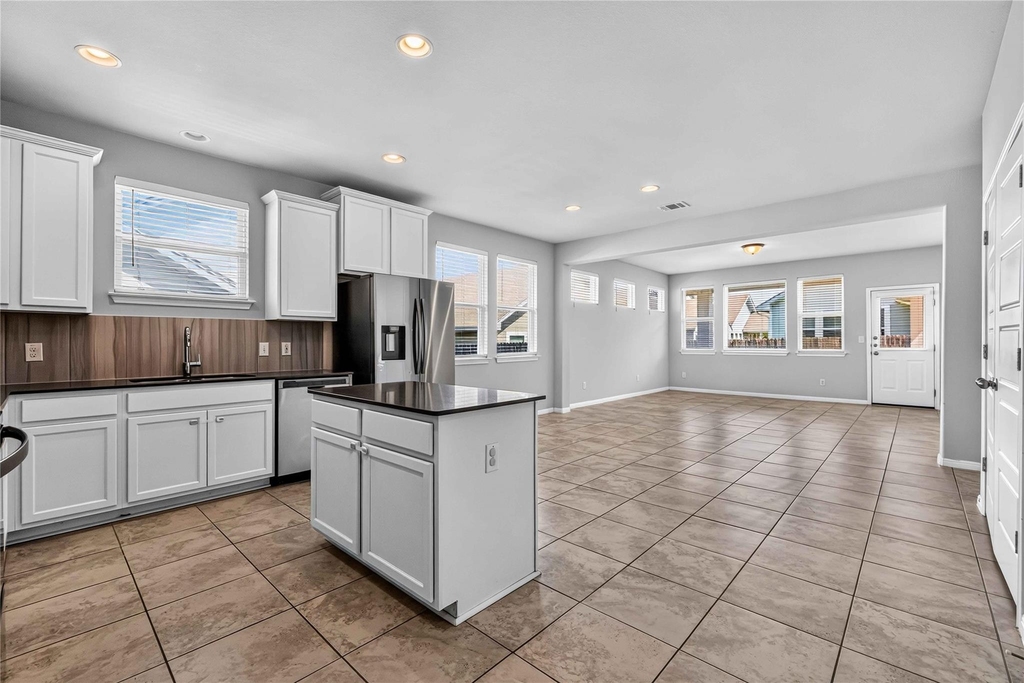 324 E Broade St - Photo 4