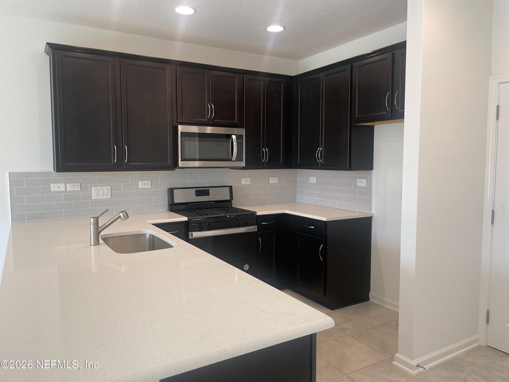 40 Pinebury Lane - Photo 4