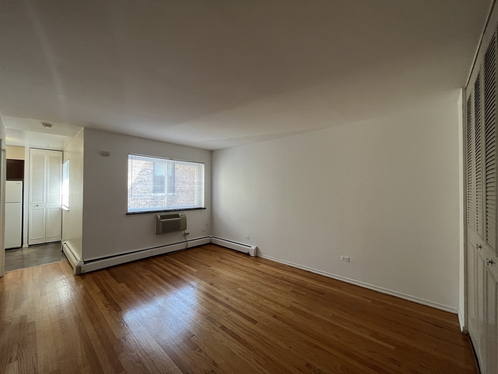 736 W Buena Avenue - Photo 2