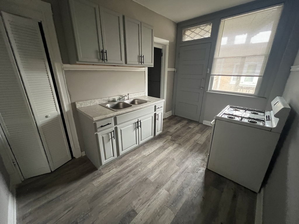 1022 W 77th Street - Photo 4