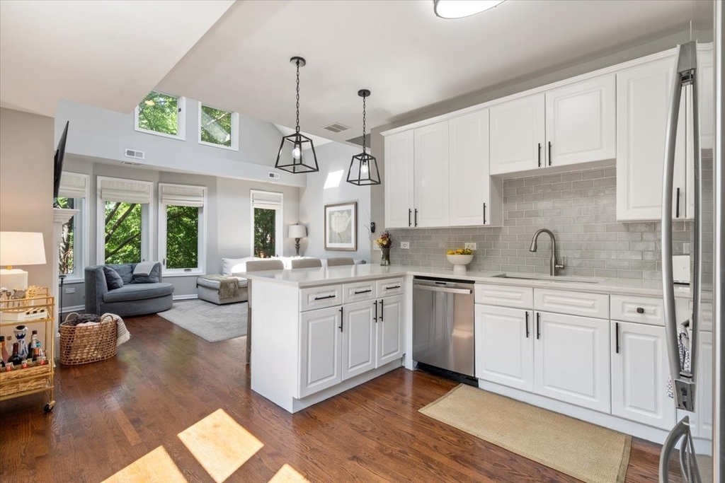 1521 W Wolfram Street - Photo 7
