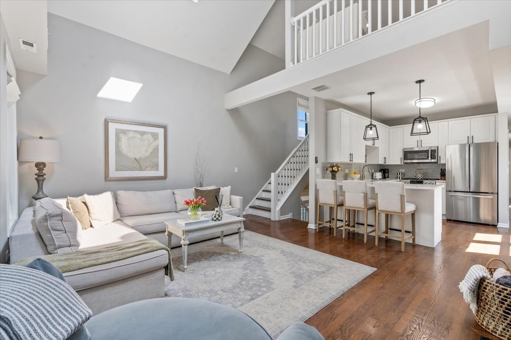1521 W Wolfram Street - Photo 4