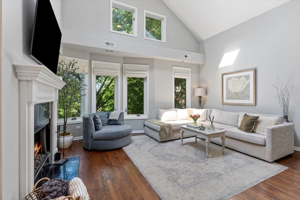 1521 W Wolfram Street - Photo 3