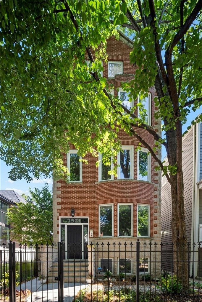 1521 W Wolfram Street - Photo 0