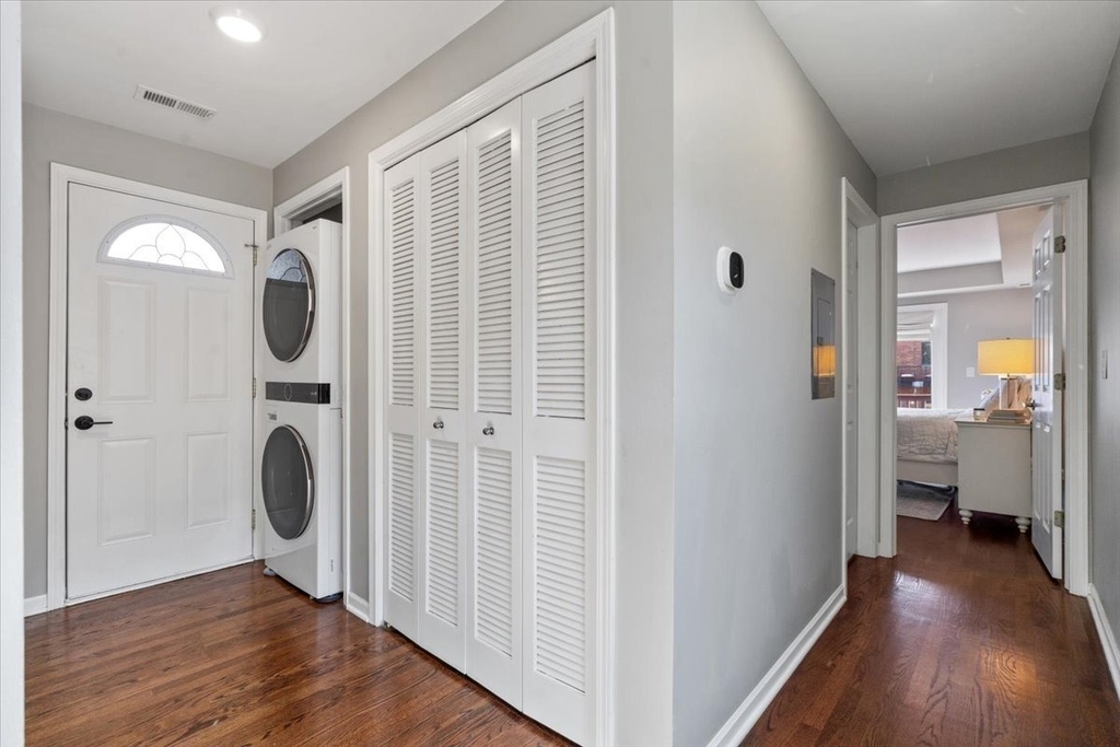 1521 W Wolfram Street - Photo 9