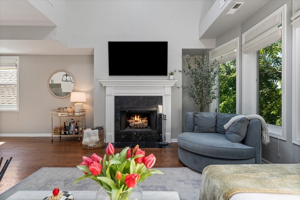 1521 W Wolfram Street - Photo 2