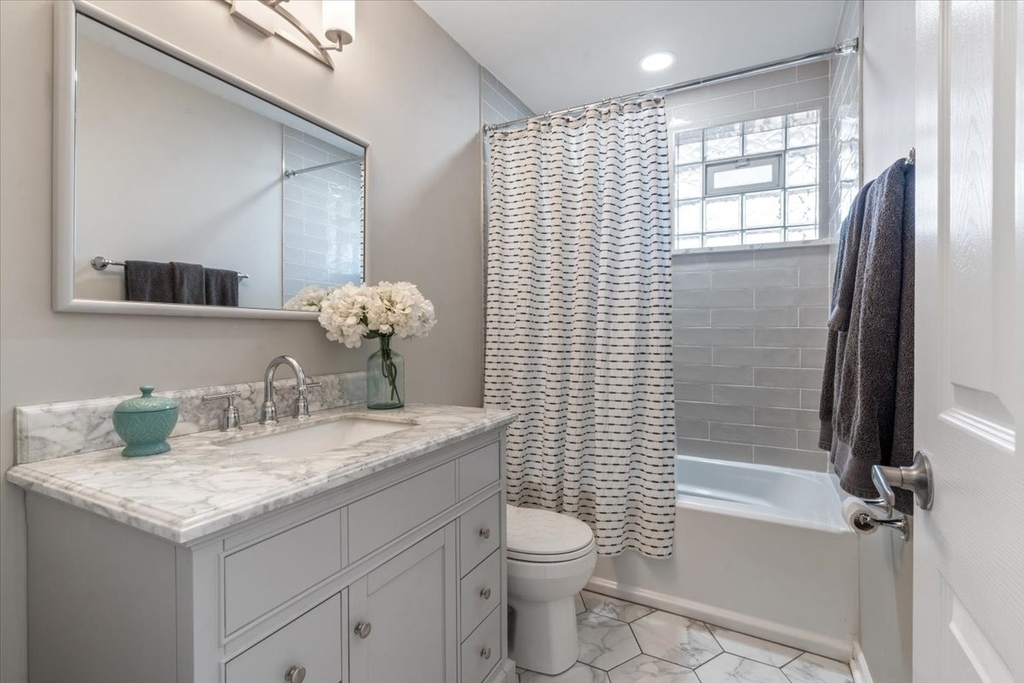 1521 W Wolfram Street - Photo 8