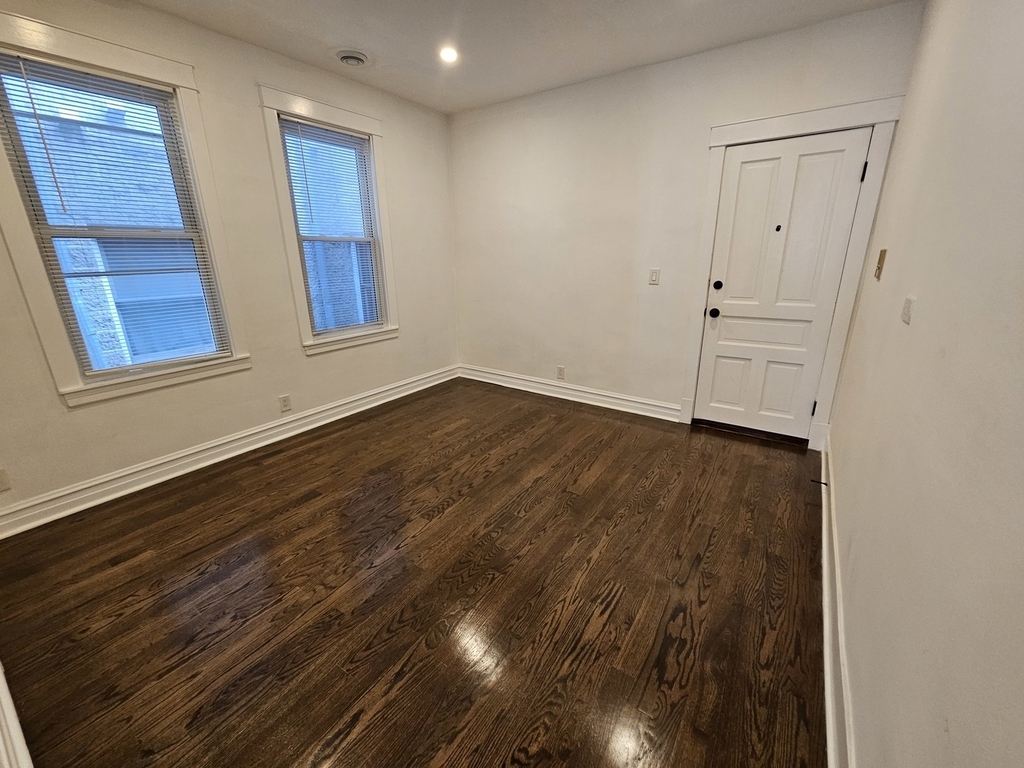 2541 N Southport Avenue - Photo 2