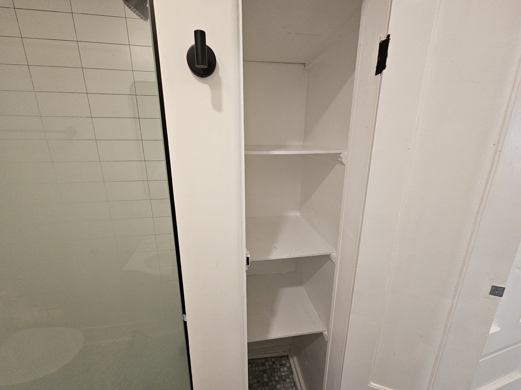 2541 N Southport Avenue - Photo 7
