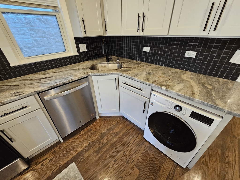 2541 N Southport Avenue - Photo 8