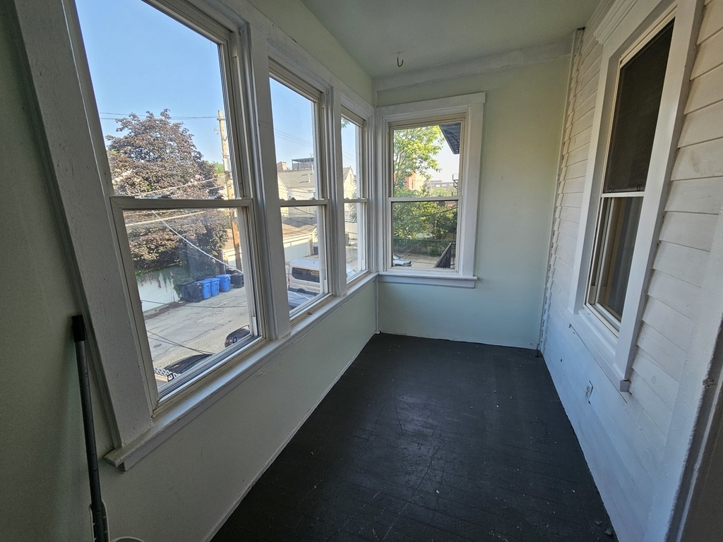 2541 N Southport Avenue - Photo 11