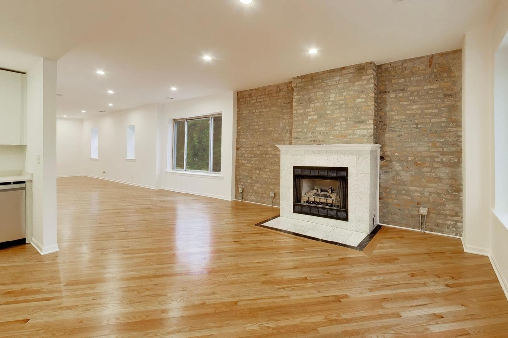 1301 N Oakley Boulevard - Photo 1