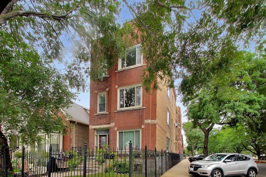 1301 N Oakley Boulevard - Photo 0