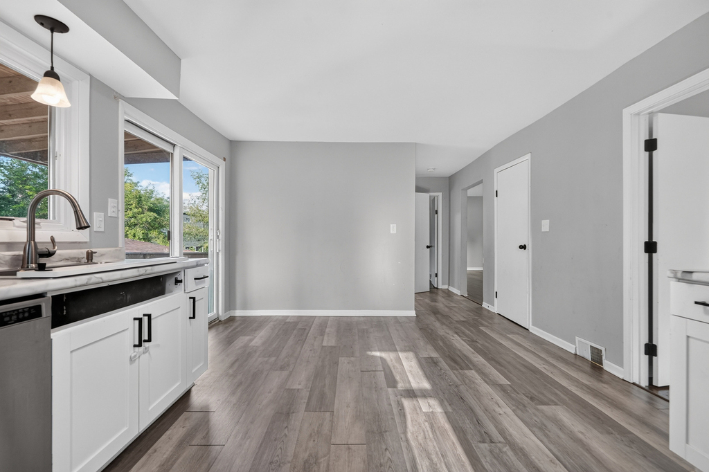 7945 W 91st Street - Photo 6
