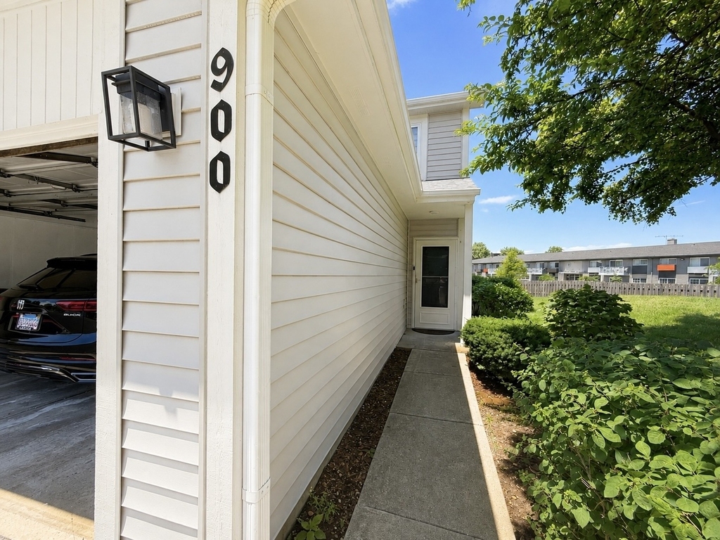 900 Ashley Court - Photo 1