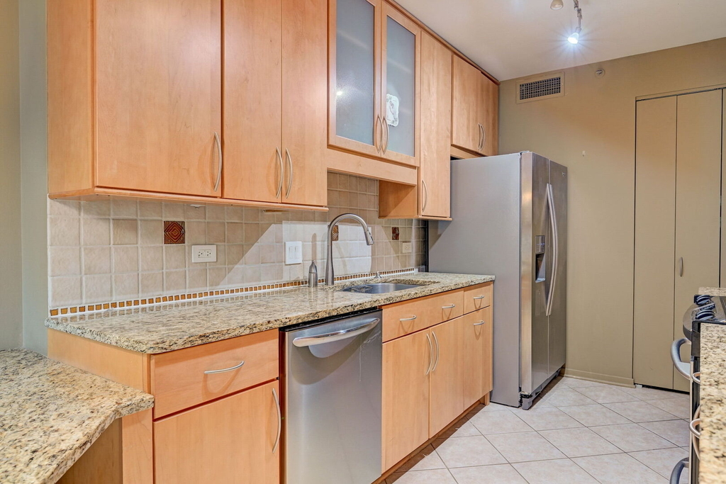 400 E Ohio Street - Photo 6