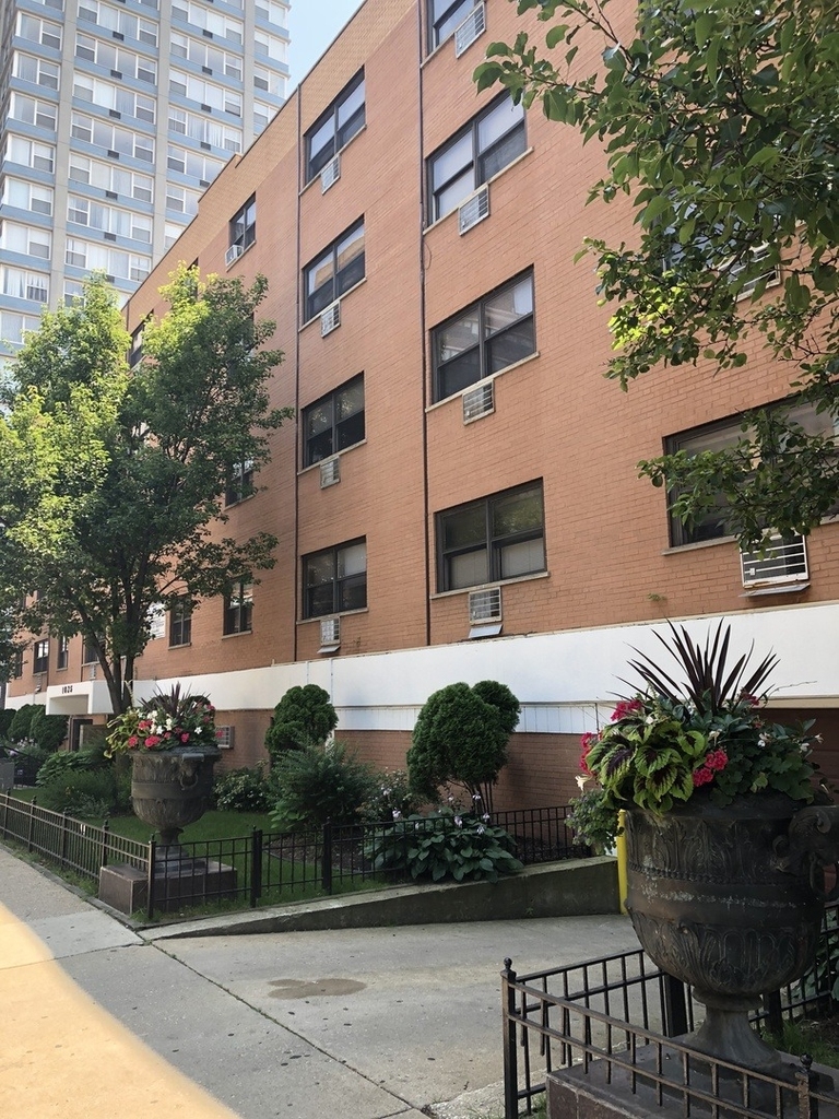 1025 W Hollywood Avenue - Photo 0